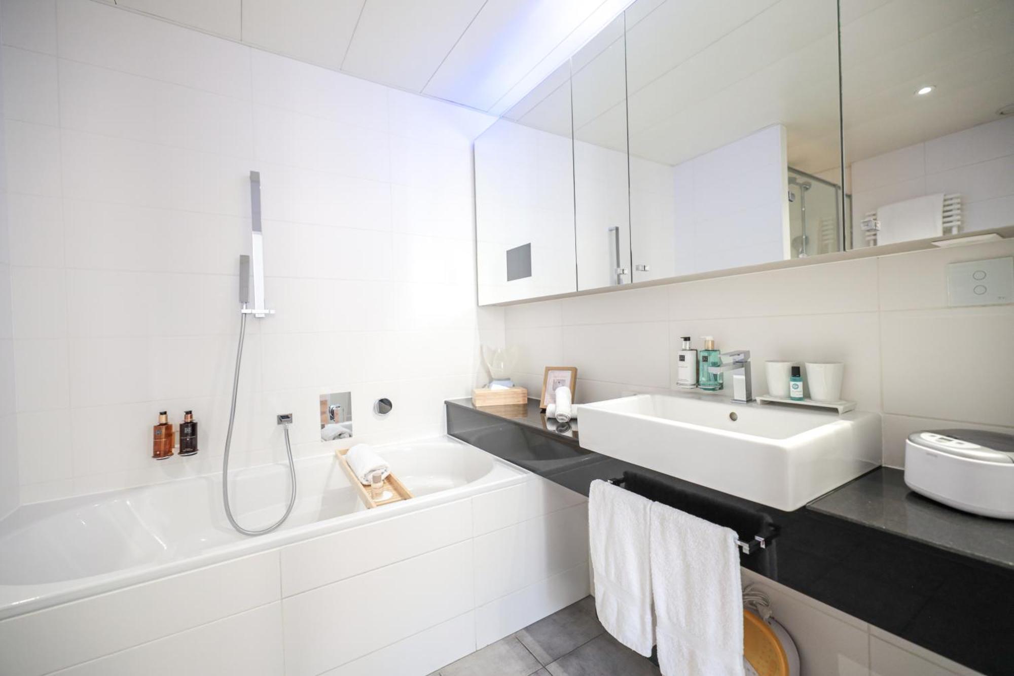 Deluxe One-Bedroom Apartment Air-conditioned 60 sqm