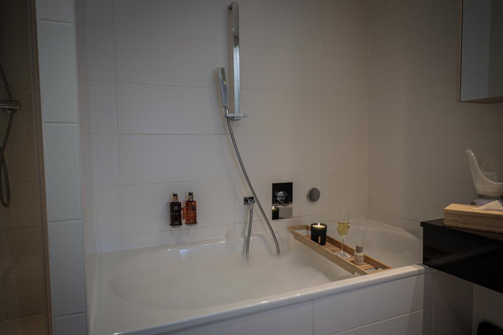 Deluxe One-Bedroom Apartment Air-conditioned 60 sqm
